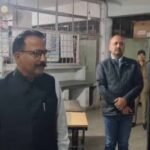 बिचौलियों में मची भगदड़, गड़बड़ियां मिलने पर भड़के जिलाधिकारी