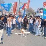 यूथ कांग्रेस के अध्यक्ष की गिरफ्तारी के विरोध में एनएसयूआई ने किया शर्टलेस प्रदर्शन