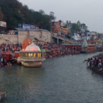 चंद्रग्रहण के बाद घाटों पर गंगा स्नान के लिए उमड़ी भीड़, मंदिरों के कपाट खुले