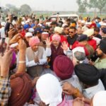 94 फीट ऊंचे नए ध्वजदण्ड को कंधों पर उठाकर दरबार साहिब पहुंची संगतें