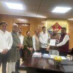 कांग्रेस प्रतिनिधिमंडल ने चुनाव अभियान समिति के अध्यक्ष प्रीतम सिंह के नेतृत्व में मुख्य सचिव को सौंपा ज्ञापन