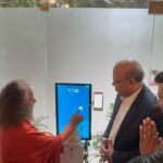 ऋषिकेश में गंगा घाट पर लगी एक्सिस बैंक की एलईडी स्क्रीन