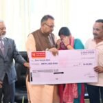 मंत्री जोशी ने उपनल कर्मचारी के परिजनों को 50 लाख की बीमा राशि का चैक प्रदान किया
