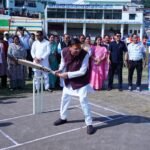 खिलाड़ियों के साथ खेल मैदान में उतरे मुख्यमंत्री, क्रिकेट और फुटबॉल खेलकर बढ़ाया युवाओं का उत्साह
