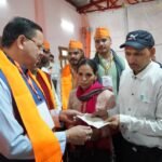 मुख्यमंत्री धामी ने दिवंगत सोमेंद्र सिंह बोहरा के परिजनों को सौंपी 10 लाख की सहायता राशि