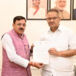 पंतनगर कृषि विश्वविद्यालय के भवनों एवं रिसर्च सेंटरों के विस्थापन को मंत्री को सौंपा ज्ञापन