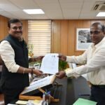 मुख्य निर्वाचन अधिकारी ने मुख्य सचिव को सौंपा गणना फाॅर्म
