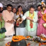केन्द्र सरकार के 12 वर्ष पूर्ण होने पर मंत्री गणेश जोशी ने टपकेश्वर मंदिर में की पूजा-अर्चना