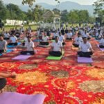 मुख्य सचिव संग हजारों लोगों ने किया योगाभ्यास, प्रकृति की गोद से गूंजा स्वास्थ्य का संदेश