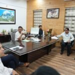 लंबित भूमि अधिग्रहण मुआवजा वितरण और अन्य विषयों पर की गई चर्चा