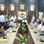 बेटे की प्रताड़ना से परेशान बुजुर्ग पिता, डीएम ने दिए तत्काल कार्रवाई के निर्देश