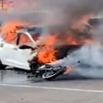 कार और बाइक की भिड़ंत के बाद लगी आग से दो युवकों की दर्दनाक मौत
