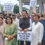 चीनी की बढ़ती कीमतों और ई-20 पेट्रोल के खिलाफ कांग्रेस ने किया प्रदर्शन