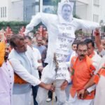 भाजपा महानगर अनुसूचित मोर्चा ने राहुल गांधी का पुतला फूंका