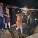लिफ्ट लेकर आपदा प्रभावित डुंगरी तल्ला गांव पहुंचे धन सिंह रावत
