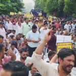 दस सूत्रीय मांगों को लेकर ग्राम प्रधानों ने किया सचिवालय कूच